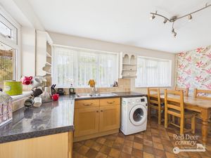 Kitchen/Breakfast Room- click for photo gallery